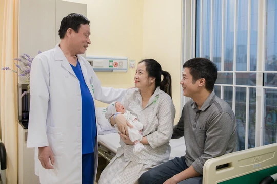 Vợ chồng chị Thuỷ hạnh phúc khi có con (Ảnh - BVCC) 