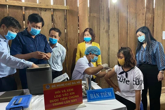 Thứ trưởng Đỗ Xuân Tuyên kiểm tra công tác tiêm chủng phòng bệnh bạch hầu. (Ảnh: Vũ Mạnh Cường)