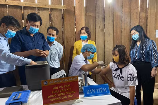 Thứ trưởng Đỗ Xuân Tuyên kiểm tra công tác tiêm chủng phòng bệnh bạch hầu. (Ảnh: Vũ Mạnh Cường)