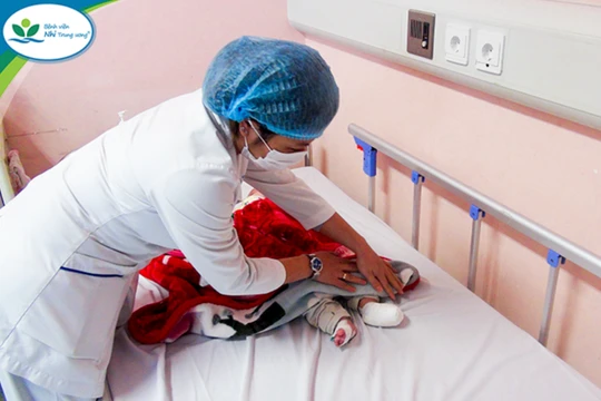 Trẻ bị bỏng nặng ở phần chân khi xông phòng COVID (Ảnh - BVCC)