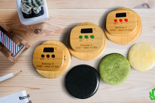 Bộ sản phẩm mát xa nhiệt dược trị liệu (Ảnh - Viện KHVL)