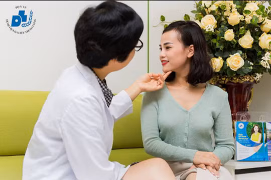 Bác sĩ Bệnh viện Da liễu Trung ương khám và tư vấn cho bệnh nhân (Ảnh: BVCC) 