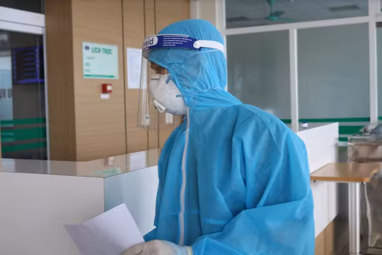 Nhân viên y tế trực cấp cứu ở bệnh viện (Ảnh - Minh Thuý) 