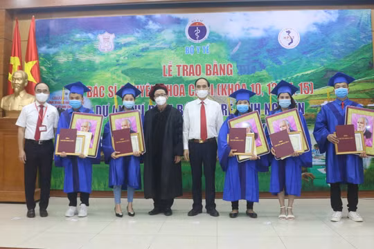 GS.TS. Tạ Thành Văn và TS. Phạm Văn Tác trao bằng tốt nghiệp cho các học viên (Ảnh - Minh Thuý) 