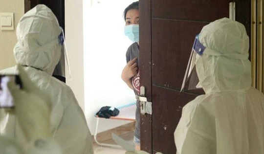 Nhân viên y tế thăm hỏi F0 điều trị tại nhà (Ảnh - BYT)