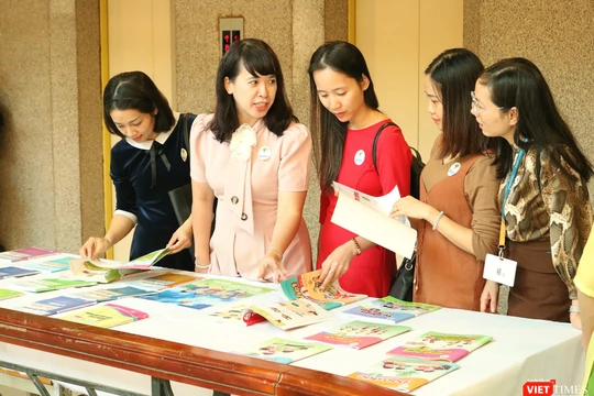 Giáo viên và phụ huynh học sinh xem SGK Tiếng Việt 1 Cánh Diều (Ảnh: Minh Thuý) 