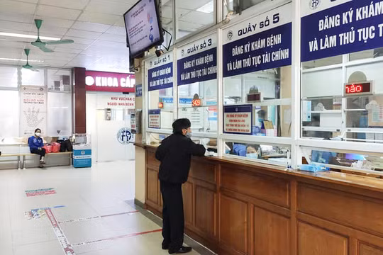 Người dân đăng ký khám bệnh tại Bệnh viện Xanh Pôn. Ảnh: BVCC