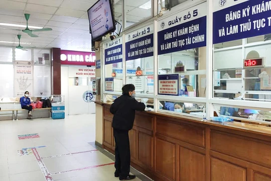 Người dân đăng ký khám bệnh tại Bệnh viện Xanh Pôn. Ảnh: BVCC