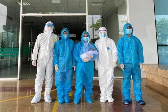 Các bác sĩ chúc mừng bệnh nhân được xuất viện (Ảnh - BVCC) 