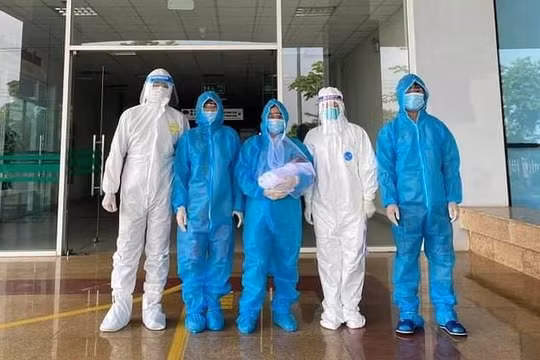 Các bác sĩ chúc mừng bệnh nhân được xuất viện (Ảnh - BVCC) 