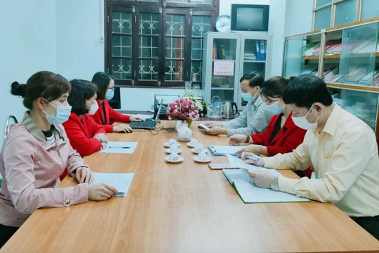 Lãnh đạo Bệnh viện cùng một số phòng chức năng liên quan tổ chức họp khẩn ngay sau khi sự việc xảy ra (Ảnh - BVCC)