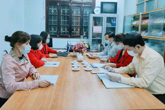 Lãnh đạo Bệnh viện cùng một số phòng chức năng liên quan tổ chức họp khẩn ngay sau khi sự việc xảy ra (Ảnh - BVCC)