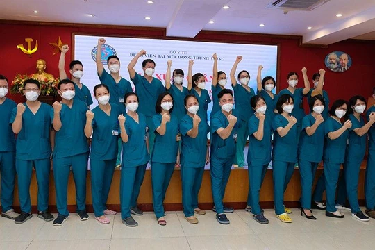 24 bác sĩ, điều dưỡng của BV Tai Mũi Họng Trung ương thể hiện quyết tâm vào TP. HCM chống dịch (Ảnh - BVCC)