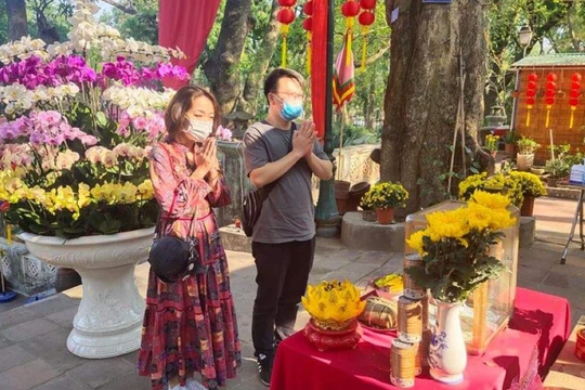 Người dân đi chùa trong mùa dịch COVID-19 (Ảnh - UBND Q. Ba Đình) 