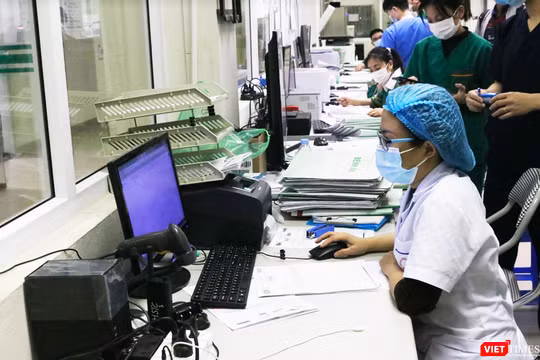 Các bác sĩ ở Bệnh viện Bệnh Nhiệt đới Trung ương làm việc 24/24 để chăm sóc cho bệnh nhân (Ảnh - Minh Thuý) 