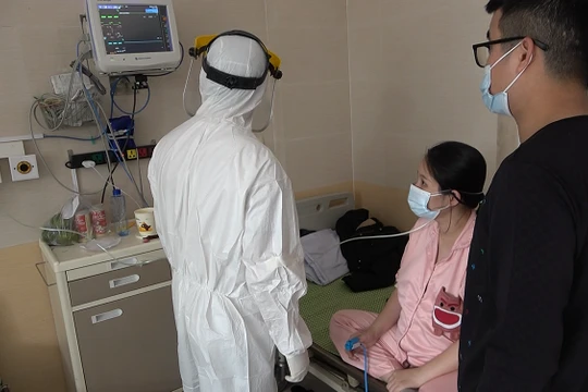 Bác sĩ Bệnh viện Đa khoa Đức Giang thăm khám sức khỏe cho sản phụ sau hơn 1 tuần sau mổ (Ảnh - BVCC)