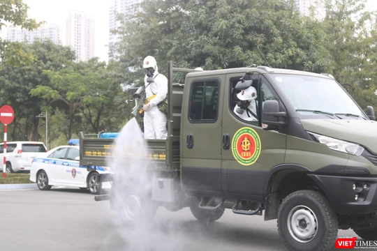 Phun khử khuẩn phòng COVID-19 (Ảnh - Minh Thuý) 