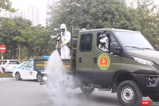 Phun khử khuẩn phòng COVID-19 (Ảnh - Minh Thuý) 