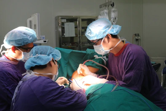 Các bác sĩ tại Bệnh viện Hữu nghị Việt Đức phẫu thuật tái tạo lại bộ ngực cho chị L. (Ảnh: BVCC) 