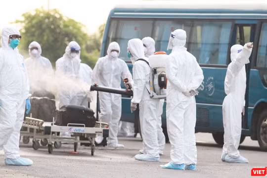 Nhân viên y tế phun khử khuẩn phòng COVID-19 (Ảnh - Minh Thuý) 