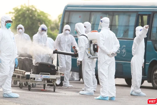 Nhân viên y tế phun khử khuẩn (Ảnh: Minh Thuý) 