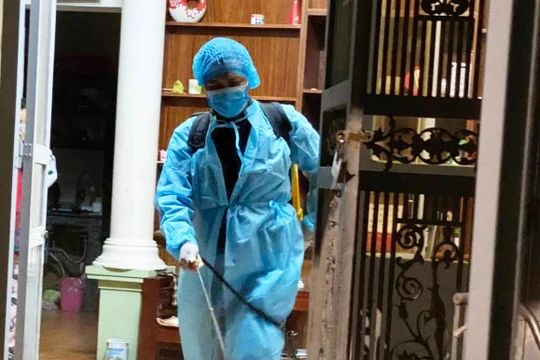 Nhân viên y tế phun khử khuẩn phòng COVID-19 (Ảnh - SYT)