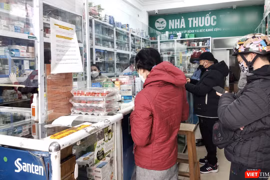 Người dân xếp hàng chờ mua thuốc, kit test COVID-19 (Ảnh - Minh Thuý) 