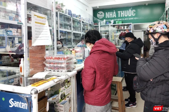 Người dân xếp hàng chờ mua thuốc, kit test COVID-19 (Ảnh - Minh Thuý) 