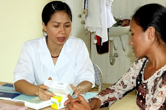Bác sĩ tư vấn dự phòng lây truyền HIV từ mẹ sang con (Ảnh: Cục Phòng, chống HIV/AIDS) 