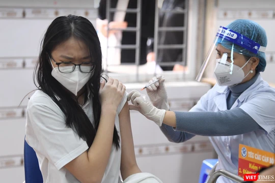 Học sinh được tiêm vaccine COVID-19 (Ảnh - Minh Thuý) 