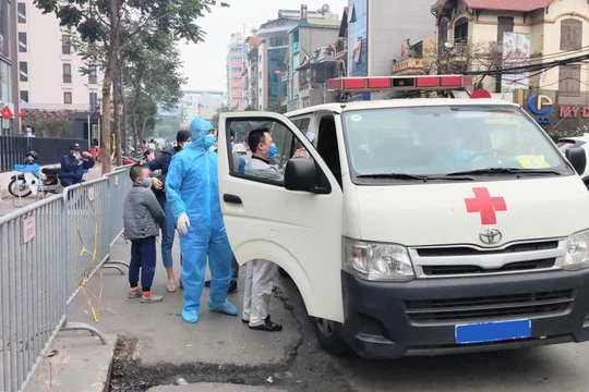 Xe cấp cứu của cơ quan chức năng làm nhiệm vụ trước khu vực cách ly COVID-19 (Ảnh - MInh Thuý) 