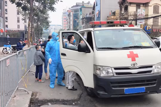 Xe cấp cứu của cơ quan chức năng làm nhiệm vụ trước khu vực cách ly COVID-19 (Ảnh - MInh Thuý) 