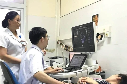 Bác sĩ thăm khám cho bệnh nhân (Ảnh: Bệnh viện Sản nhi Quảng Ninh) 