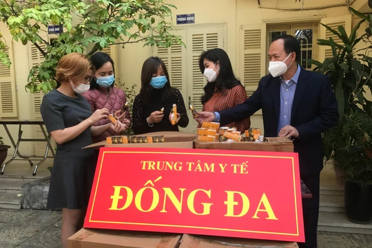 Trung tâm Y tế quận Đống Đa nhận tài trợ các sản phẩm hỗ trợ điều trị COVID-19 phát kèm các gói thuốc cho F0 đang điều trị tại nhà (Ảnh - SYTHN) 