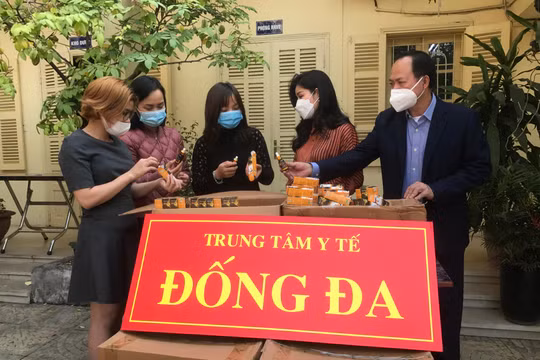 Trung tâm Y tế quận Đống Đa nhận tài trợ các sản phẩm hỗ trợ điều trị COVID-19 phát kèm các gói thuốc cho F0 đang điều trị tại nhà (Ảnh - SYTHN) 