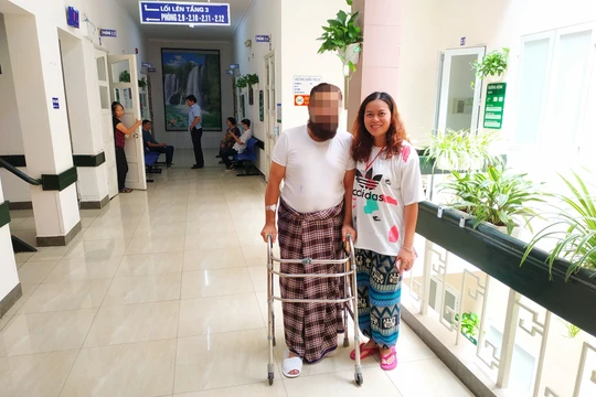 Bệnh nhân đi lại bình thường sau phẫu thuật (Ảnh: Bệnh viện Hữu nghị Việt Đức)