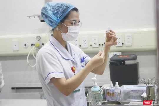 Nhân viên y tế chuẩn bị tiêm vaccine phòng COVID-19 (Ảnh - Minh Thuý)