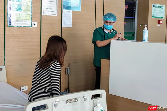 Bác sĩ thăm hỏi tình hình sức khỏe bệnh nhân (Ảnh: Minh Thúy) 