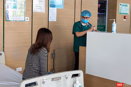 Bác sĩ thăm hỏi tình hình sức khỏe bệnh nhân (Ảnh: Minh Thúy) 