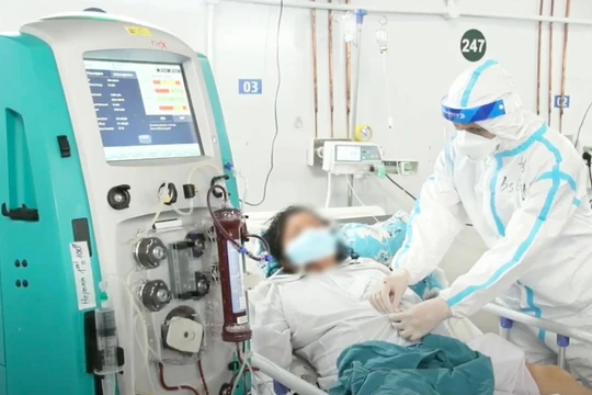 Bác sĩ khám cho bệnh nhân COVID-19 (Ảnh - BYT) 