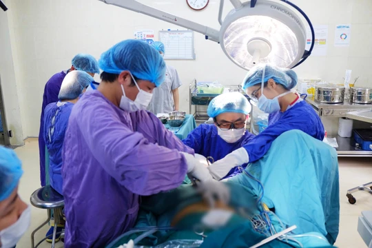 Các bác sĩ phẫu thuật cho hoa khôi hơn 50 năm không có âm đạo (Ảnh: BVCC) 