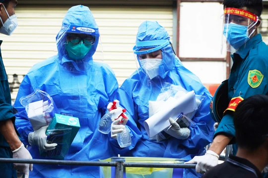 Nhân viên y tế chuẩn bị lấy mẫu xét nghiệm COVID-19 (Ảnh - Minh Nhân) 