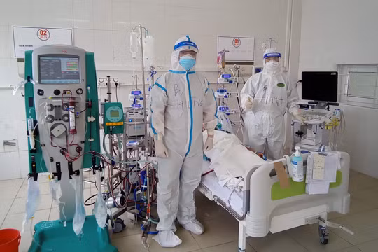 Bác sĩ điều trị cho bệnh nhân mắc COVID-19 nặng (ẢNh - BYT) 