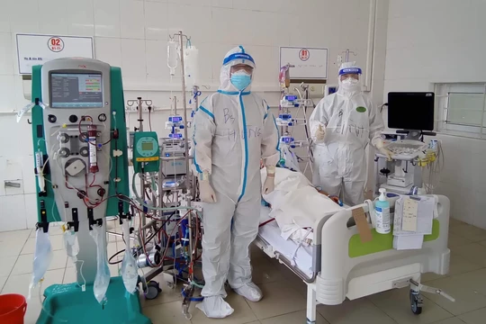 Bác sĩ điều trị cho bệnh nhân mắc COVID-19 nặng (Ảnh - BYT)