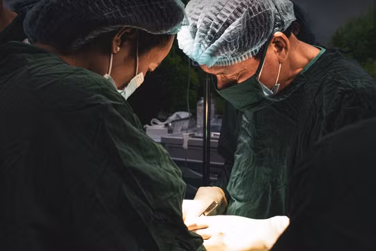 Các bác sĩ phẫu thuật cho sản phụ (Ảnh - BVCC) 