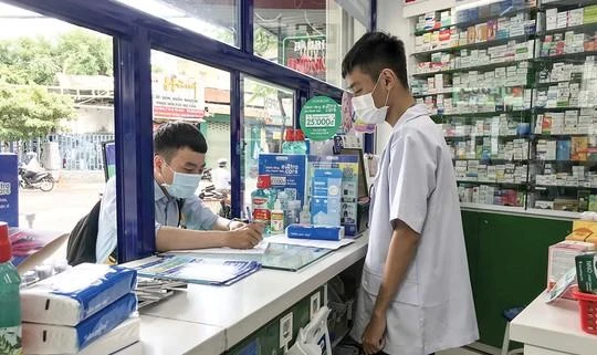 Người dân mua thuốc (Ảnh - Anh Tuấn) 