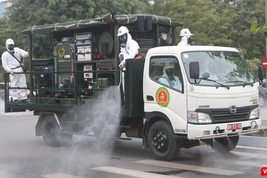 Phun khử khuẩn phòng COVID-19 (Ảnh - Minh Thúy)