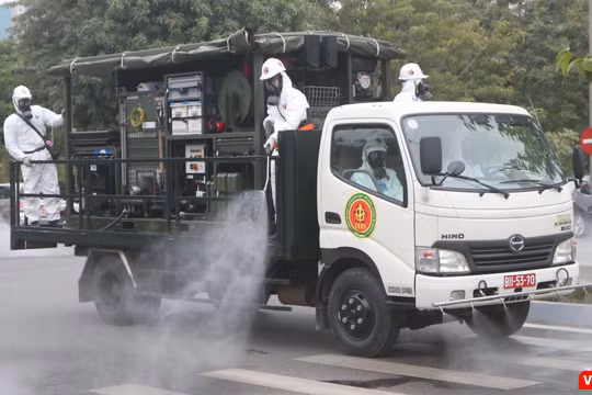 Phun khử khuẩn phòng COVID-19 (Ảnh - Minh Thúy)