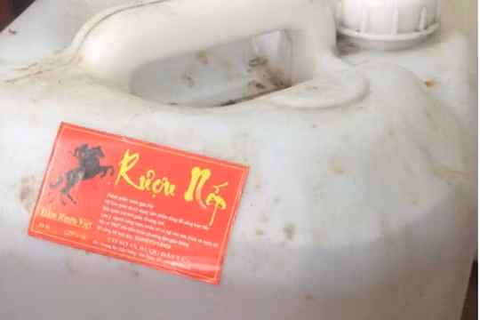 Loại rượu nếp đã khiến 7 người ngộ độc (Ảnh: BVCC) 