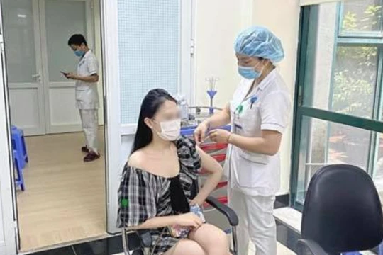Hoa khôi khoe được tiêm vaccine phòng COVID-19 ở Bệnh viện Hữu Nghị (Ảnh - FB) 